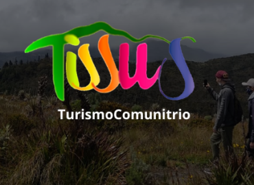 Aparece el logo de Tissus a colores sobre una imagen de un paisaje ecológico