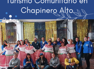 Aparece un aviso que dice: "Turismo comunitario en Chapinero Alto". Abajo aparecen personas vestidas con trajes típicos de baile